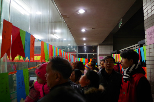 居民们竞猜谜语