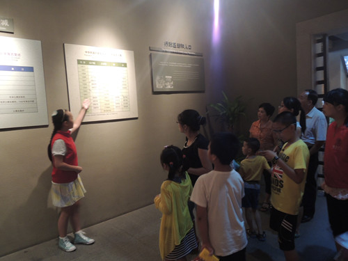 2、家长和小朋友认真听志愿者导游介绍宝安历史.jpg