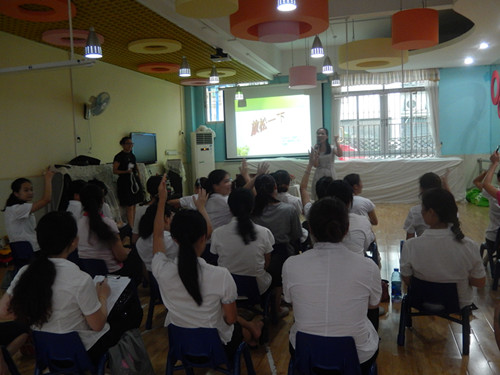 活动图片1 老师正和居民互动.jpg