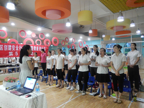 活动图片2 老师正引导居民进行互动游戏.jpg