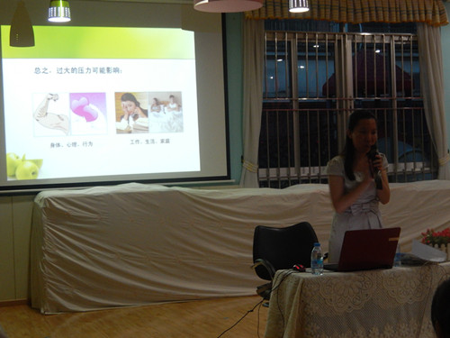 活动图片3 老师在认真的给大家讲解.jpg