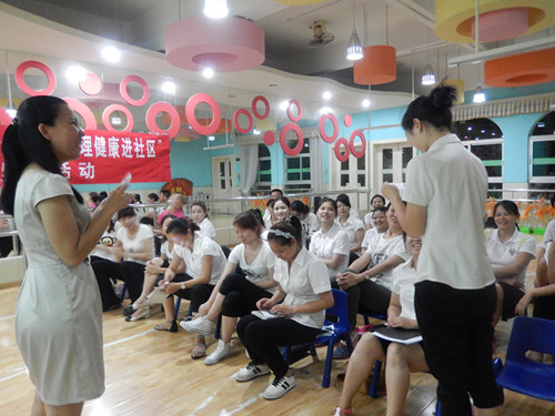 活动图片4 老师引导居民和大家进行分享.jpg