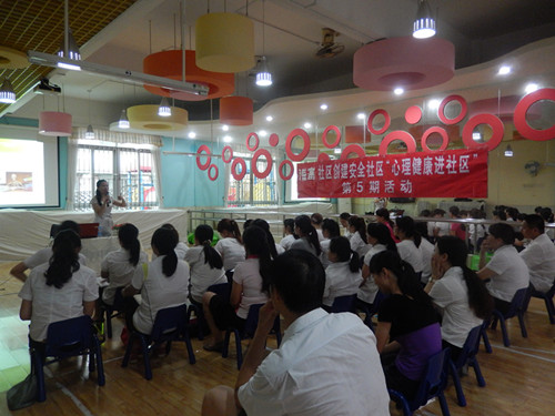 活动图片5 居民正认真的听老师讲解.jpg