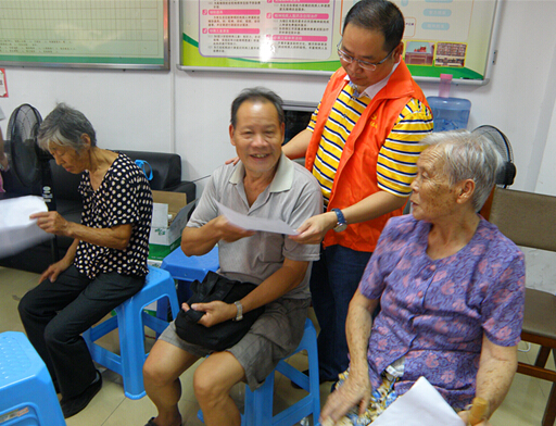 社区综合党委书记关切老人健康情况.jpg