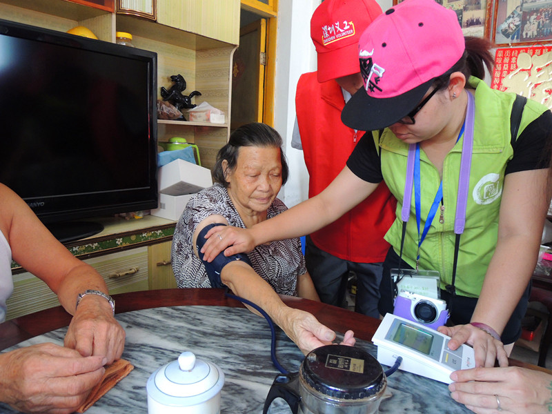 社工正专心的为婆婆量血压.jpg