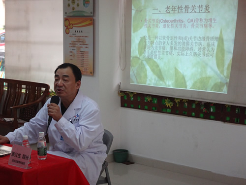 1、张院长在讲解常见骨科疾病.jpg