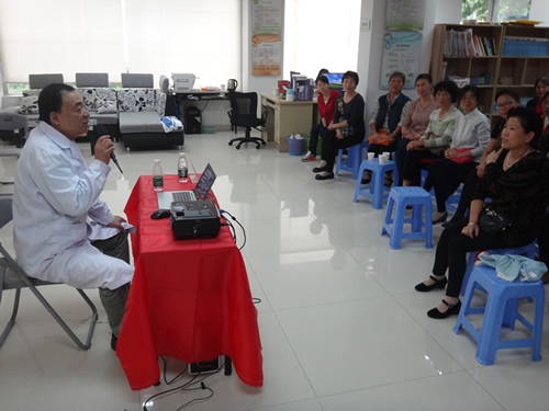 3、讲师解答居民的提问.jpg