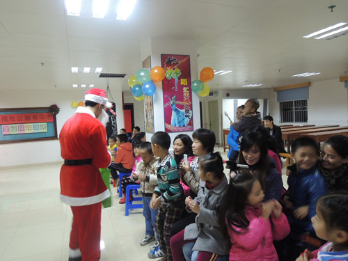 2.圣诞老人派发糖果.JPG
