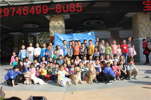 2.学生与“狗教授”及志愿者合影.jpg