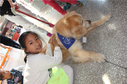 1.学生与“狗教授”亲密互动.jpg