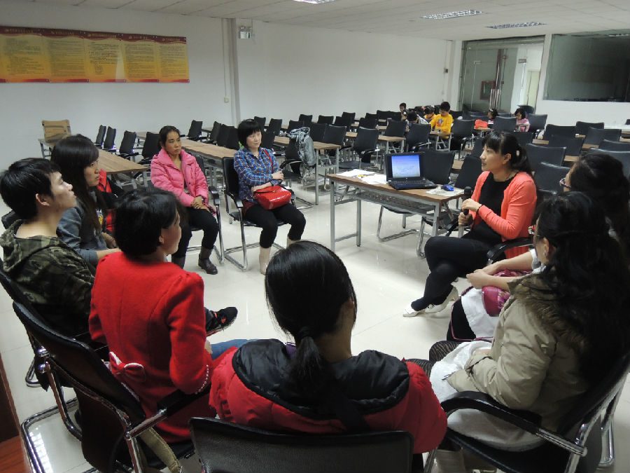 家长们认真听老师讲解.JPG