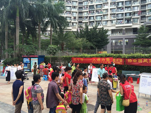 图二 居民排队等候参加游戏.jpg