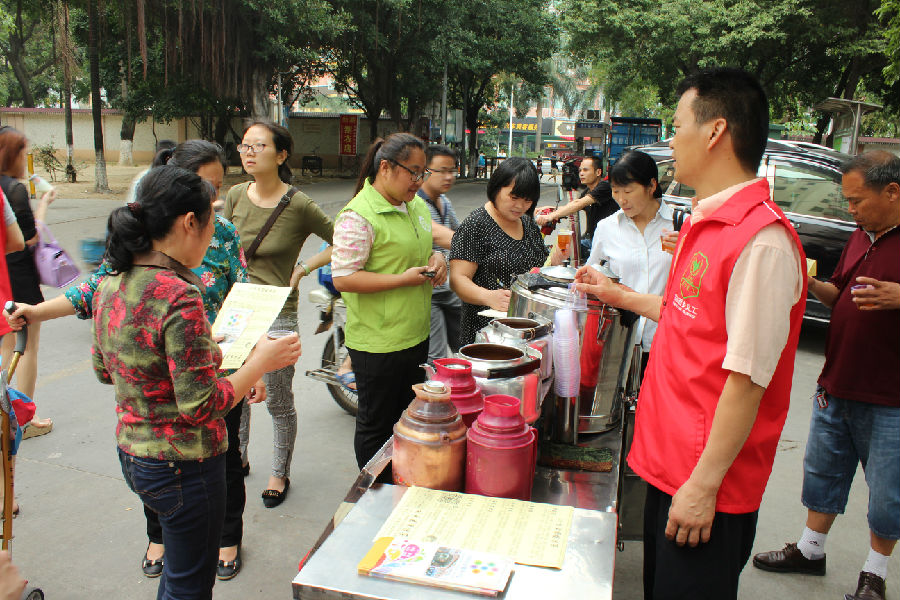 臣田社区服务中心开展派送凉茶活动(1).JPG