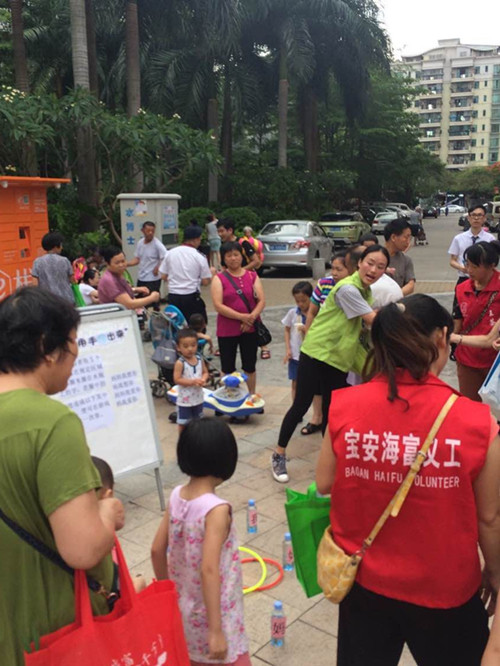 图三 社工在讲解游戏规则给居民听.jpg