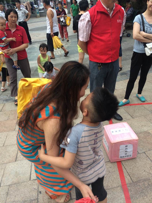 图一 孩子通过游戏环节,亲吻妈妈.jpg