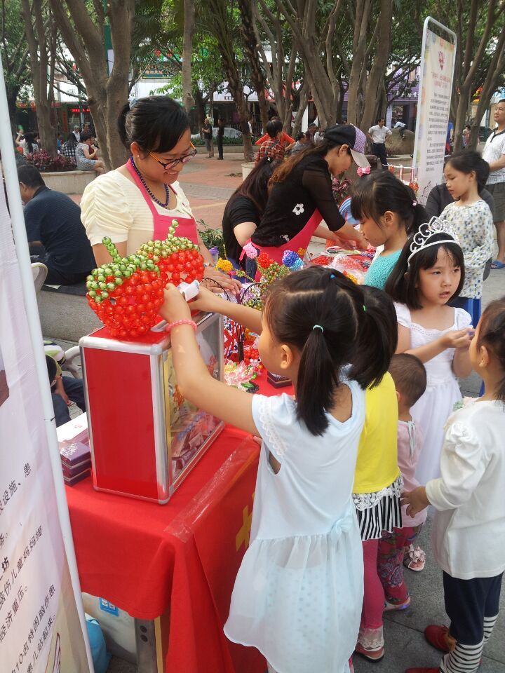 2.活动现场居民热情参与,带着小宝贝前来奉献爱心.jpg