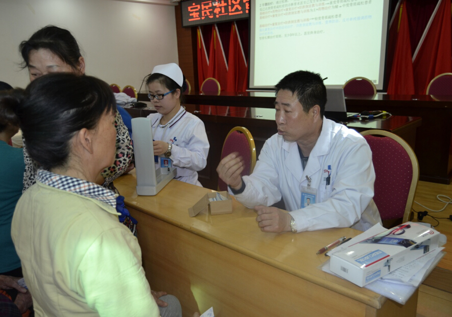 居民就骨质疏松症咨询专家医师.jpg