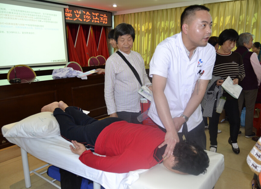 居民在体验专业医师按摩.jpg
