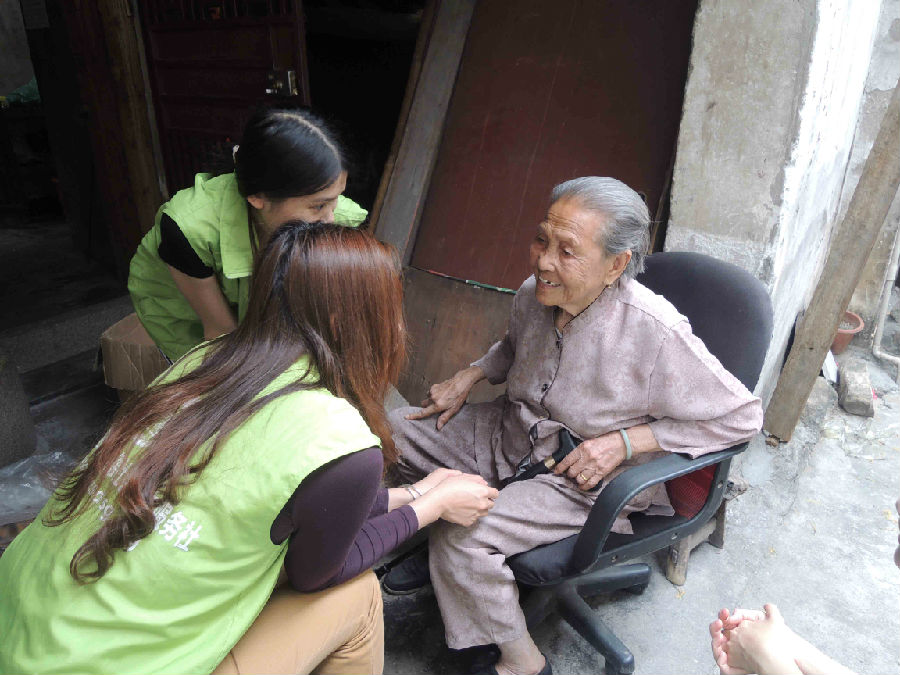 陪老人聊天 (1).jpg