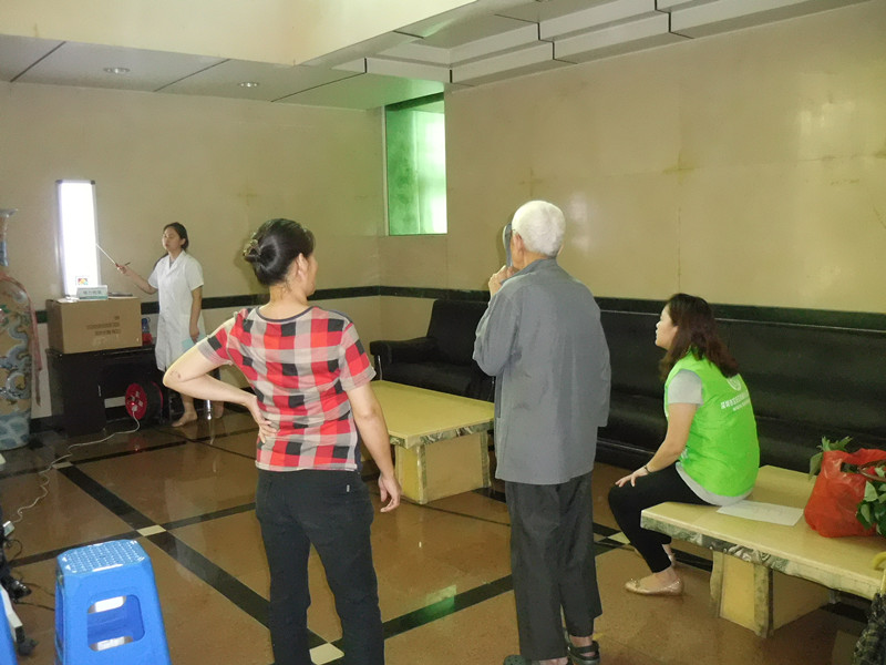 88岁的阿公检查视力中.jpg