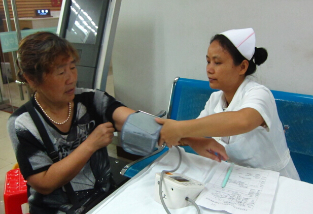 护士在为老人测量血压.jpg