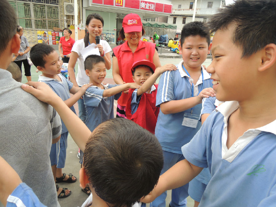 游戏“人椅” (1).JPG