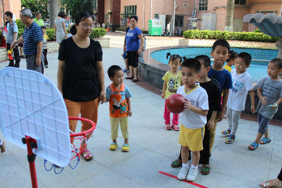 社区小朋友在排队进行投篮游戏.JPG