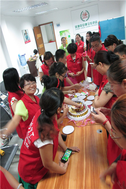 03.义工一起吃蛋糕.jpg