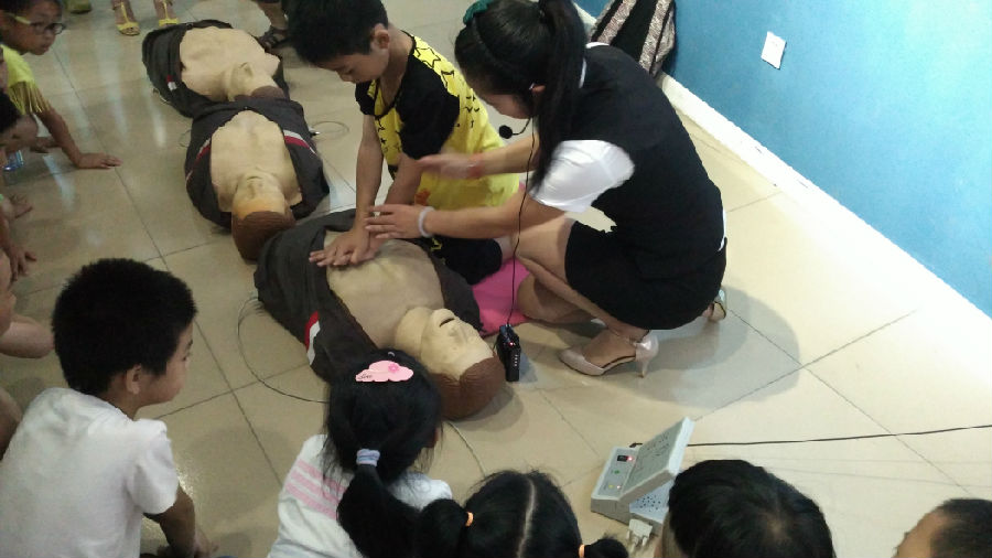 小孩体验模拟急救技巧.jpg