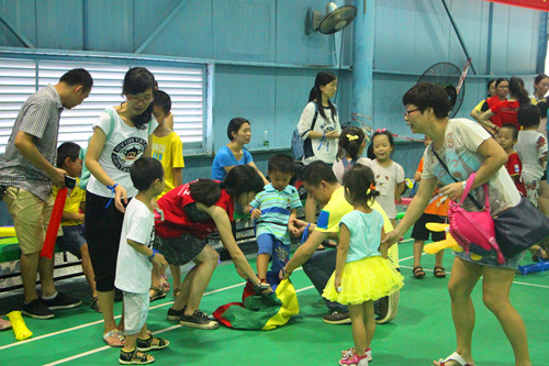 图1 大家一起玩“袋鼠跳”游戏.jpg