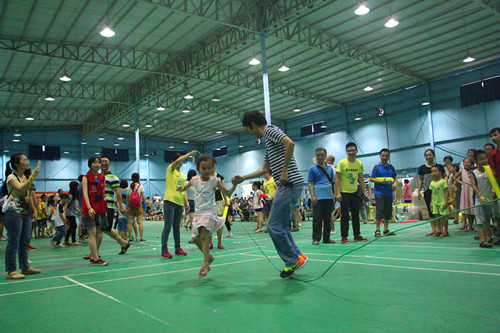 图2 和爸爸一起跳的最高.jpg