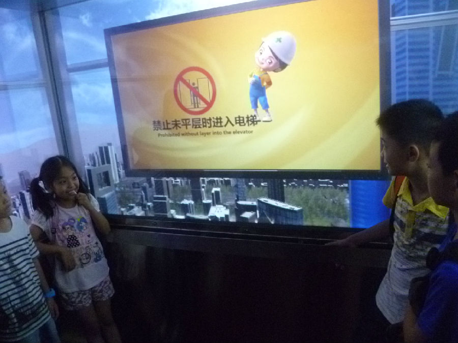 坐电梯安全演习.JPG
