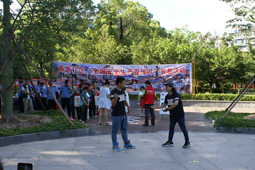 图2 社区组织街舞表演_副本.jpg