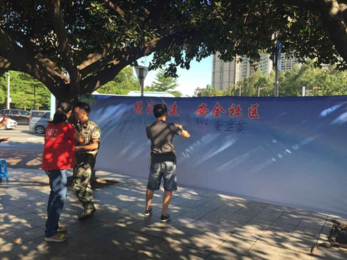 图3 居民在安全倡导幕布上签名_副本.jpg