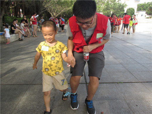 1、打手牵小手 一起往前走.jpg