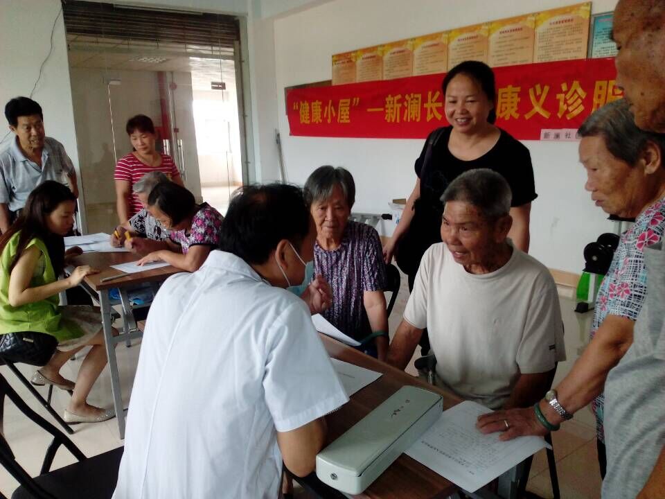 2.居民长者认真问诊.jpg
