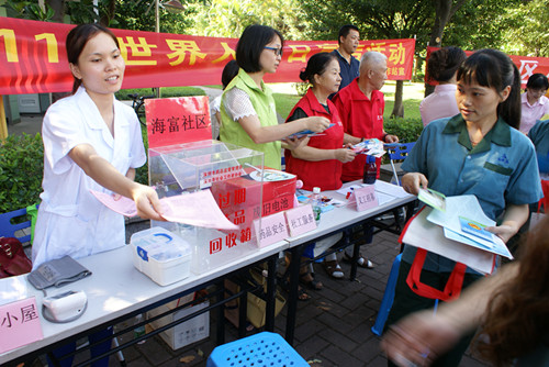 图1 社工加健康顾问齐做宣传_副本.jpg