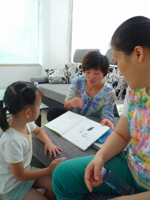 2.泽妈在给海瑜小朋友讲故事,并告诉故事寓意.jpg