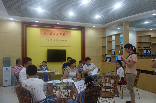 2、四点半课堂家长见面会,社工讲解四点半课堂规范并澄清四点半服务的内容.JPG