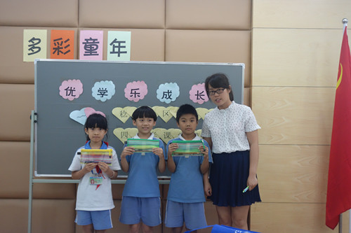 5、表现优秀的小朋友获得了鼓励奖品.JPG