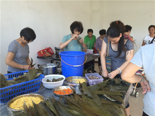 2.情浓五月天 欢度端午-认真包粽子.jpg