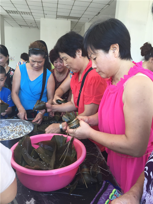 3.情浓五月天 欢度端午-齐齐动手包粽子.jpg