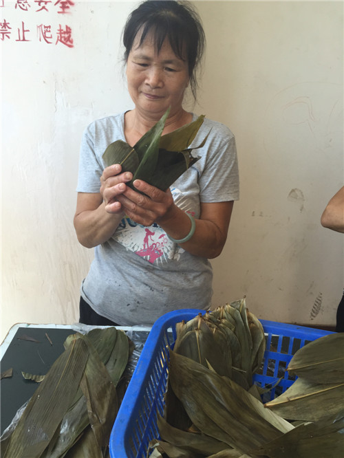 4.情浓五月天 欢度端午-冯大姐包粽子.jpg