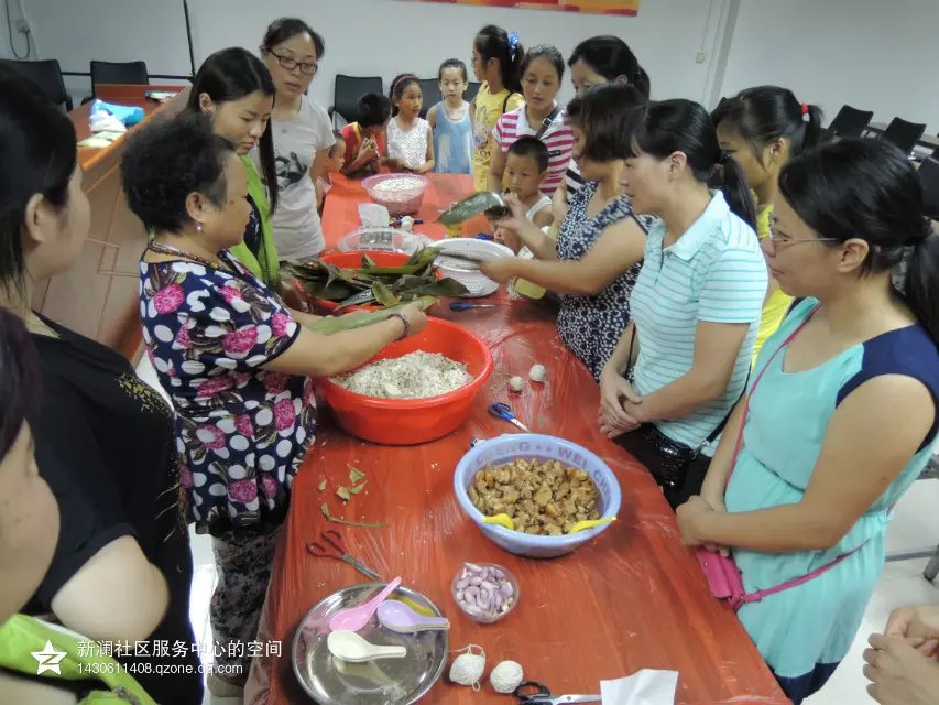 2.端午节社区居民聚在一块学习制作粽子.jpg