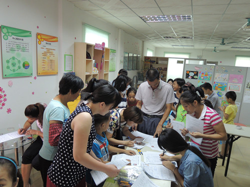 2.等待报名的家长们.JPG