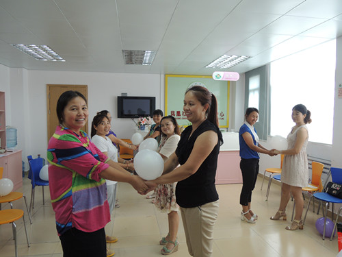 1. 多人垫气球默契训练游戏.jpg