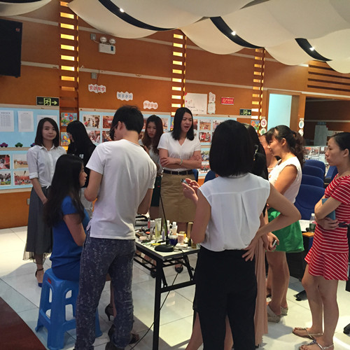 01 讲师向组员示范化妆技巧.JPG