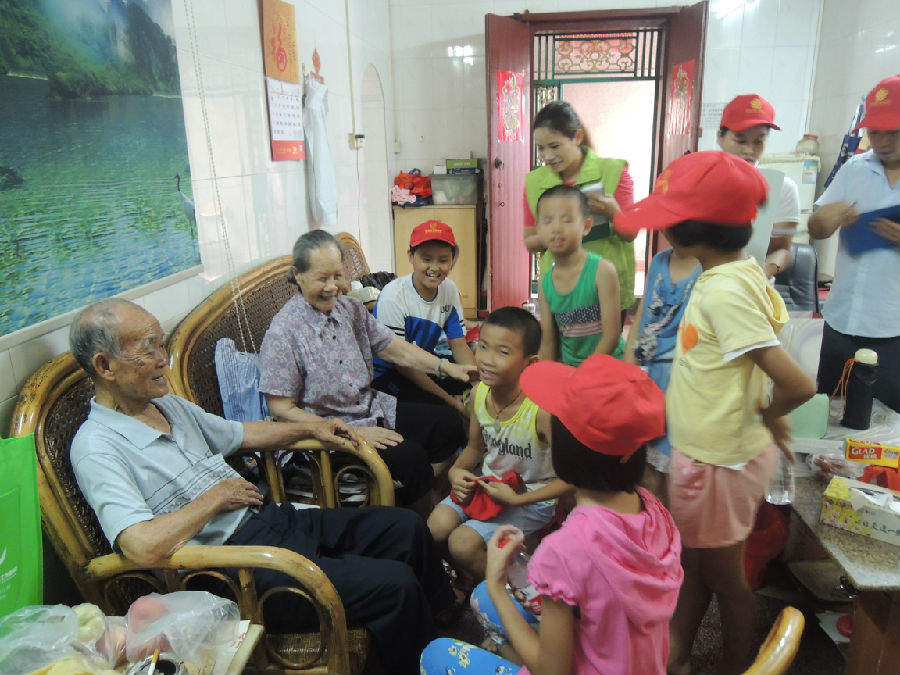 5.小义工和爷爷奶奶聊天.jpg