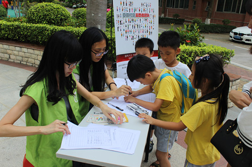 1.社工在宣传摊位接待前来咨询的孩子和家长.JPG