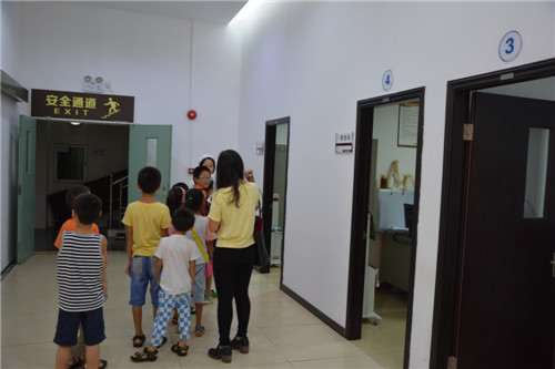 1.小朋友有序排队参观.jpg